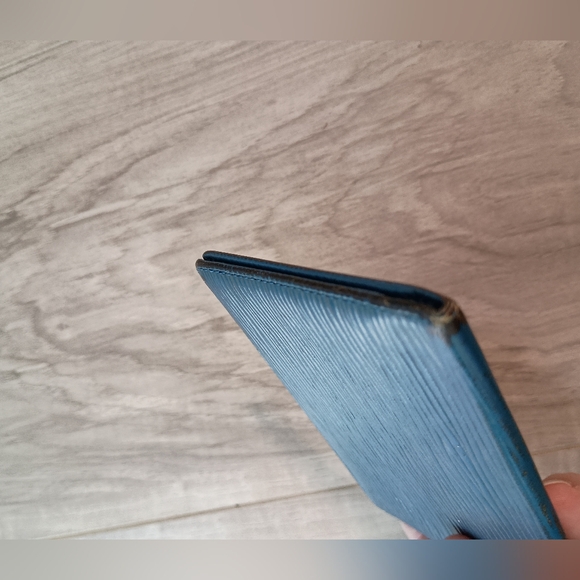 Louis Vuitton Blue Epi Porte 2 cartes Vertical Pass Card Case - Picture 5 of 11